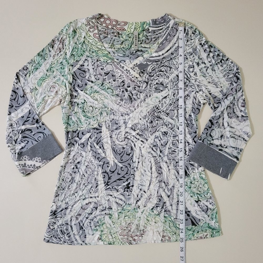 Cubism Women's V-neck Abstract Pattern Top - Picture 4 of 9